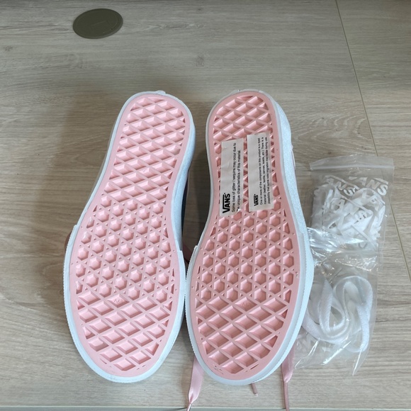 Vans- Pink Suede Ombre low top athletic shoe girl size 1 - Picture 6 of 6